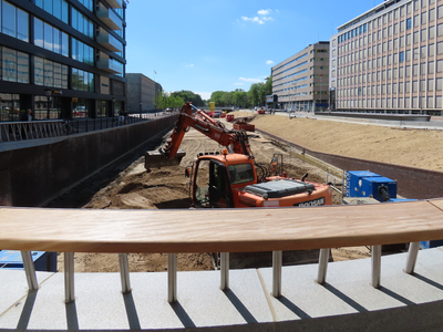 850136 Afbeelding van de laatste werkzaamheden ten behoeve van het uitgraven van de Stadsbuitengracht van bij het ...